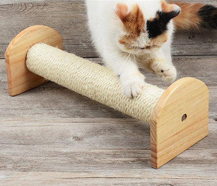 Close view of the sisal rope wrapped scratching post